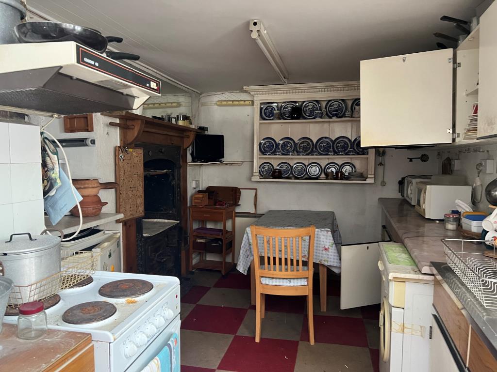 Lot: 48 - TWO PROPERTIES FOR UPDATING WITHIN THE HEART OF POPULAR COASTAL TOWN - Trefa kitchen breakfast room